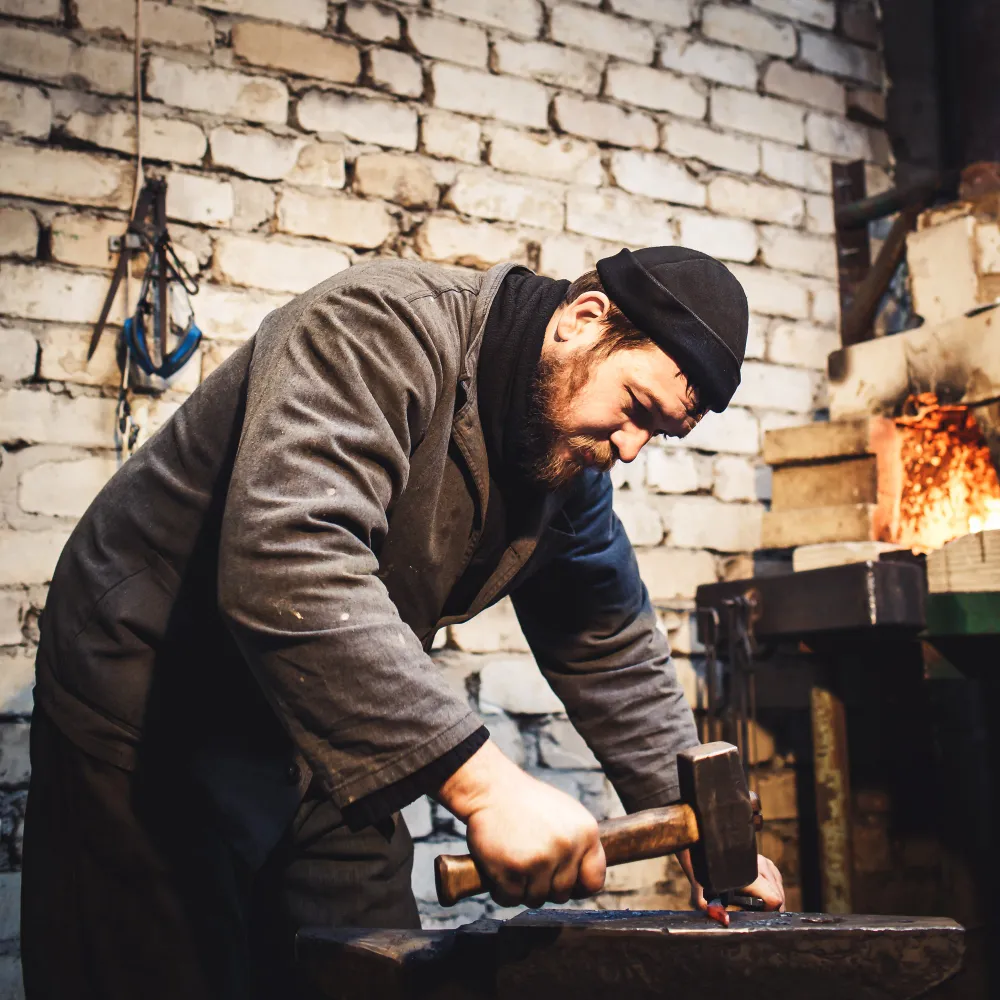 Herrero trabajando en su forja, , oficio en el olvidó, que la asociación anaisa devuelve.